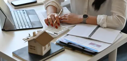 Kobieta liczy ile może zyskać dzięki oszczędzaniu na koncie mieszkaniowym