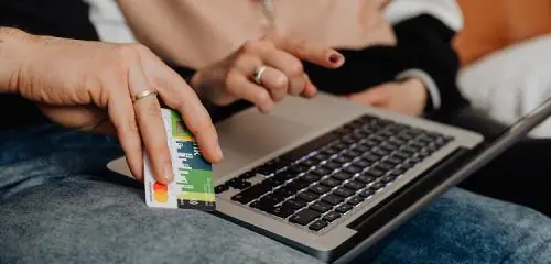 Przelew wykonywany na laptopie