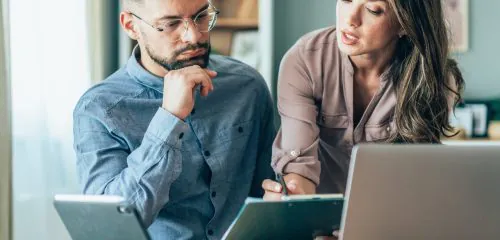 Para rozmiawa przy otwartym laptopie jak odblokować konto bankowe