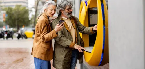 para wypłaca gotówkę z bankomatu blikiem