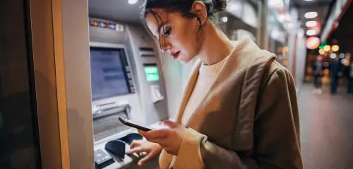 bankomat walutowy, dziewczyna wypłaca euro