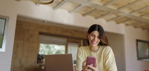 Kobieta zleca przelew Elixir w mBanku