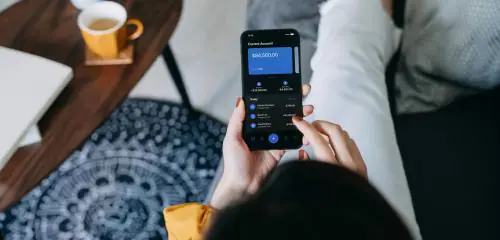 Kobieta zleca przelew w Aplikacji mobilnej BNP Paribas
