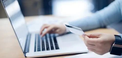 Mężczyzna zgłasza przez internet zmianę firmowego rachunku bankowego