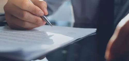 Mężczyzna podpisuje akt notarialny i przepisuje mieszkanie na syna