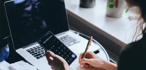 Kobieta liczy jaki kredyt może wziąc przy zarobkach 4 000 zł netto
