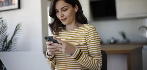 kobieta sprawdzająca na smartfonie ranking pożyczek 1900 zł.