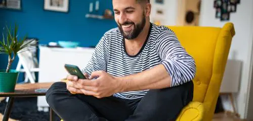 Mężczyzna sprawdza przelewy sesje Elixir w Aion banku