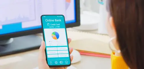 Kobieta sprawdza przez aplikację Santander Bank Polska swój limit przelewów