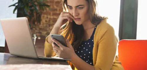 Kobieta za pomocą telefonu loguje sie do aplikacji i próbuje zmienić limit w mBanku