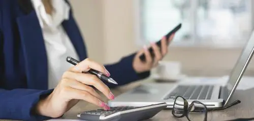 Kobieta liczy czy może pożyczyć 250 tys zł na kupno mieszkania