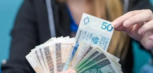 Kobieta liczy pieniądze z kredytu