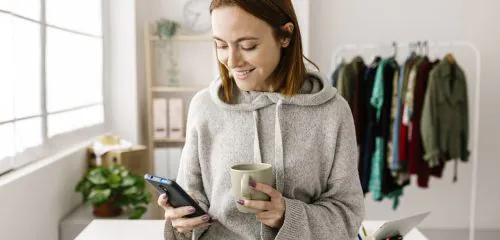 Kobieta płaci online za zakupy z wykorzystaniem konta paypal