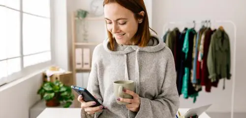 kobieta płacąca przez PayPal