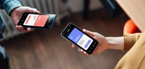 Dwie osoby przesyłają sobie przelew za pomocą aplikacji na telefonie