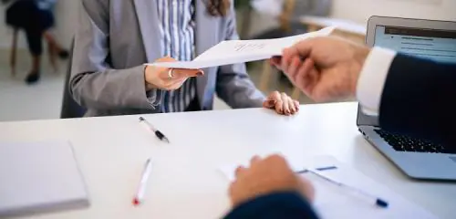 Kobieta zatrudniona na umowie na czas nieokreślony składająca w banku wniosek o kredyt gotówkowy.