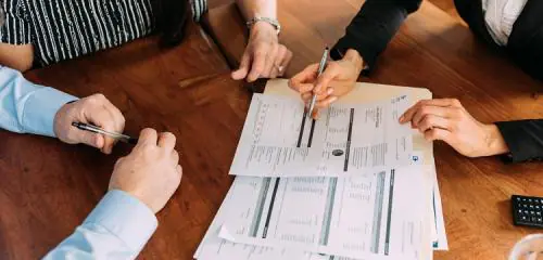 Analityk finansowy pokazuje parze korzyści finansowe przy kredycie konsolidacyjnym na 20 lat