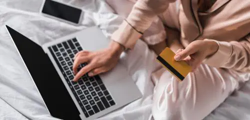 kobieta płacąca za zakupy online za pomocą karty kredytowej