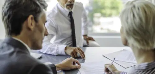 klienci private banking podpisujący umowę w towarzystwie swojego doradcy finanasowego