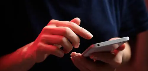 Dziewczyna trzyma w ręku telefon komórkowy