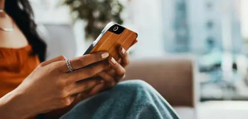 Dziewczyna zastrzega numer PESEL na smartfonie za pomocą aplikacji mObywatel