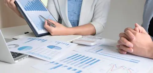 pracownicy banku sprawdzający na wykresach różnicę w stawkach WIRON i WIBOR
