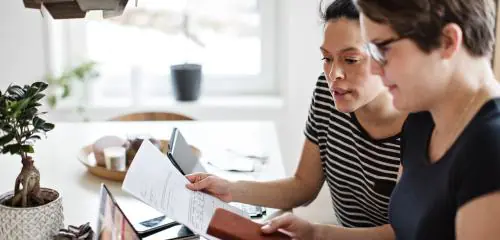 Dwie kobiety robią przelew online w weekend
