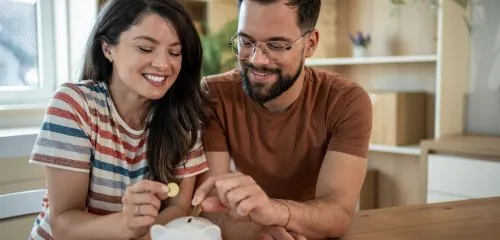 Mężczyzna i kobieta cieszą się z sankcji kredytu darmowego