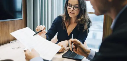 Doradczyni finansowa pokazuje swojemu klientowi przykład reprezentatywny kredytu gotówkowego.