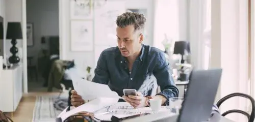 mężczyzna aktualizujący przez bankowość internetową dane z dowodu osobistego