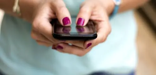 Kobieta zmienia przez telefon limity w aplikacji iPKO