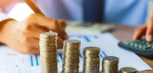 Mężczyzna liczy ile w 2025 r. wyniesie najniższa krajowa