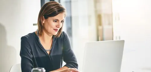 Kobieta zastanawia się jak odblokować internetowe konto bankowe