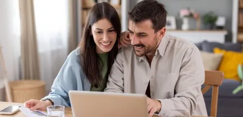 młode małżeństwo zakłada konto firmowe mBiznes online w promocji z Rankomat.pl