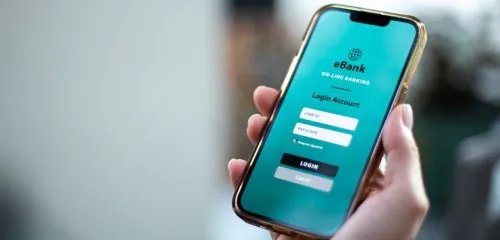 Kobieta sprawdza jak cofnąć przelew PKO BP w aplikacji mobilnej banku