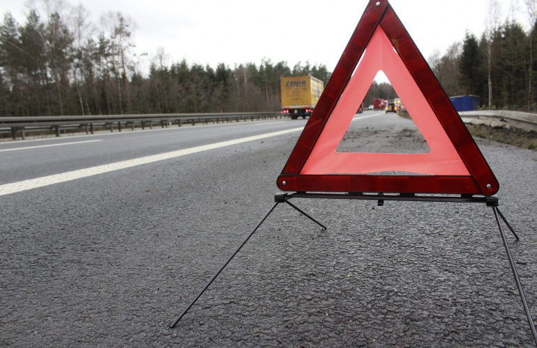trójkąt ostrzegawczy ustawiony na poboczu drogi