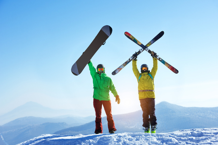 Narciarz i snowboardzista na stoku