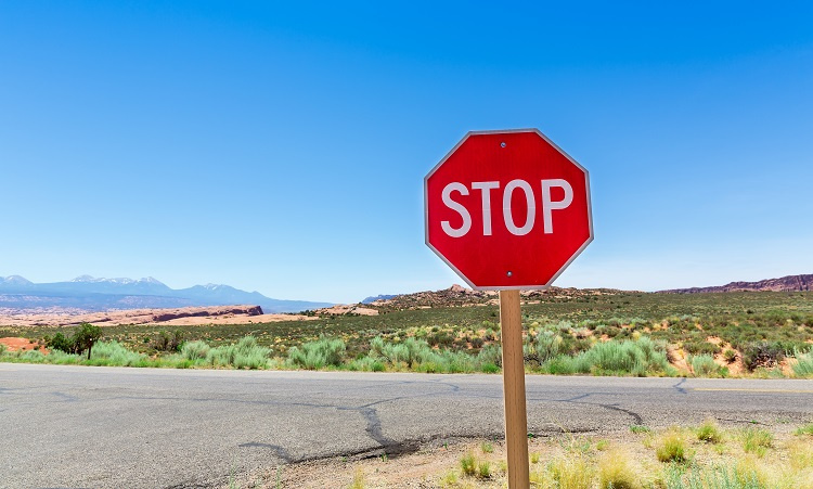 znak stop w podróży