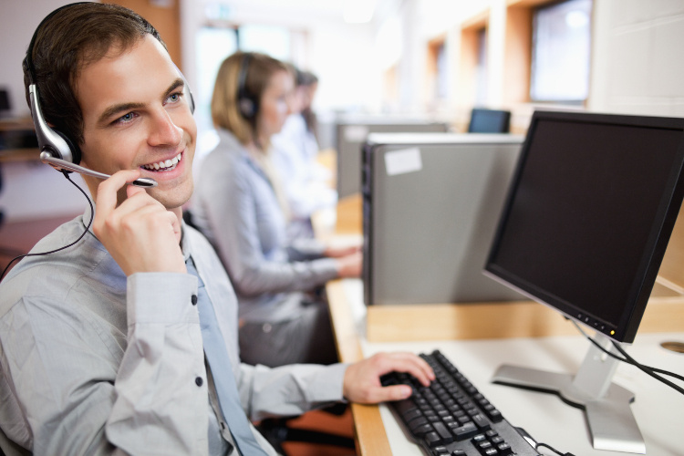 mężczyzna pracujący na call center