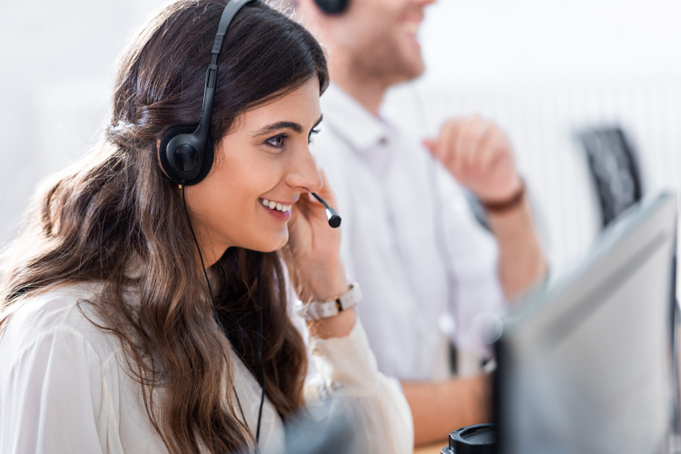 kobieta rozmawia przez telefon w call center