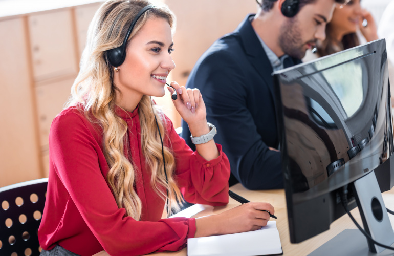 dziewczyna pracująca na call center