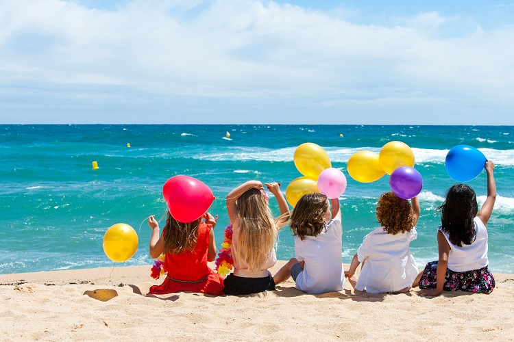 dzieci bawiące się na plaży