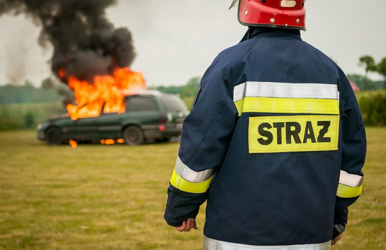 Interwencja straży podczas pożaru auta