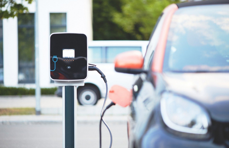 Samochód elektryczny podczas ładowania