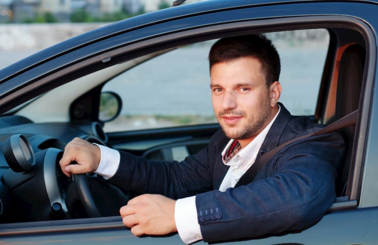Kierowca samochodu marki BMW