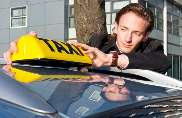 Oznaczenie samochodu znakiem taxi