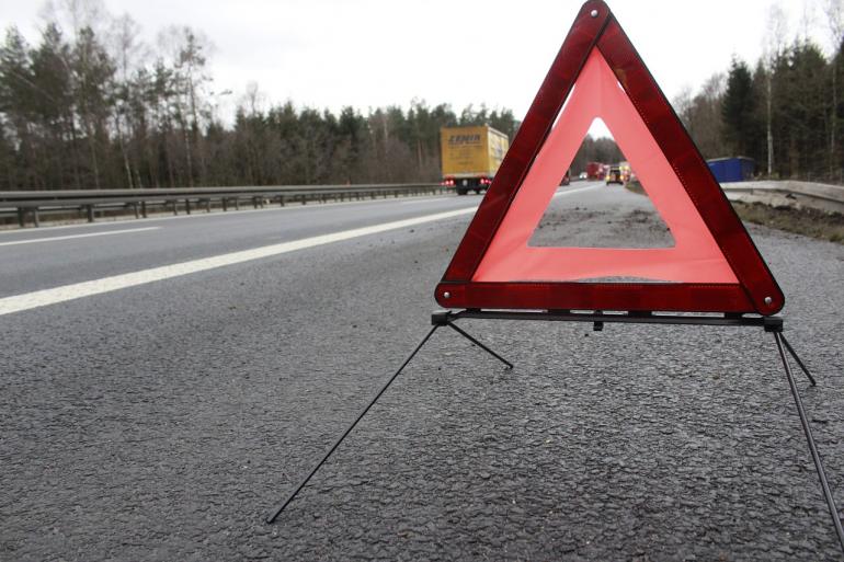 trójkąt ostrzegawczy ustawiony na poboczu drogi