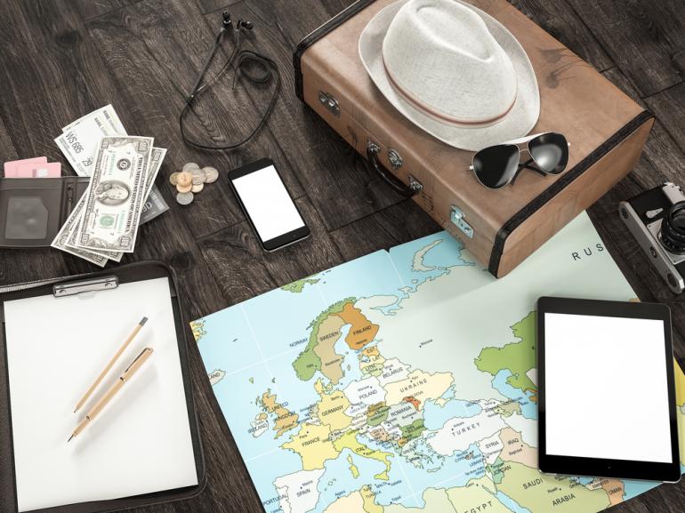 Map świata, notes i walizka