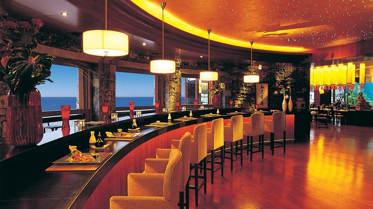 bar w restauracji Hotel Grand Resort Lagonissi w Grecji