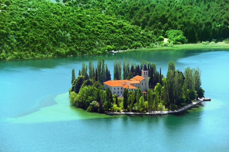 Klasztor na środku jeziora w Parku Narodowym Krka